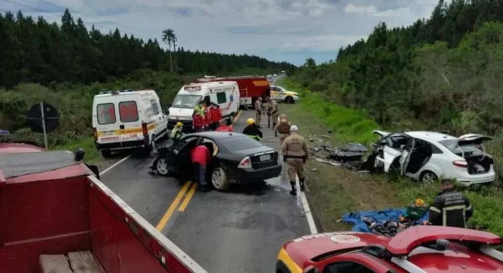 Motorista em fuga da polícia se envolve em acidente e deixa uma pessoa morta