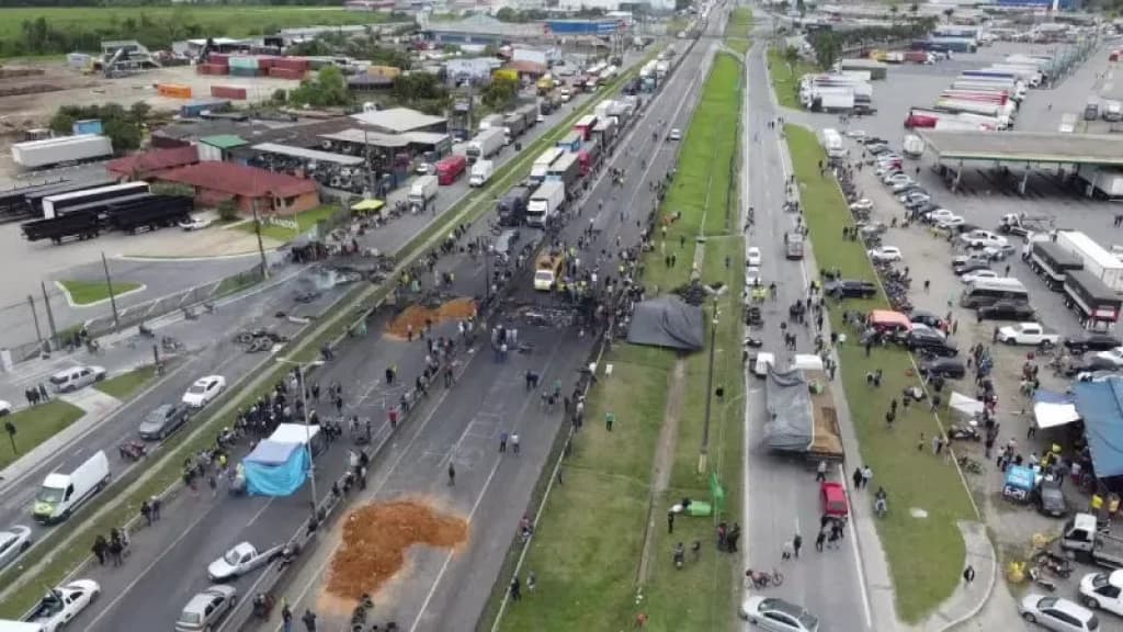Mensagem sobre bloqueio na BR-101 deixa motoristas preocupados