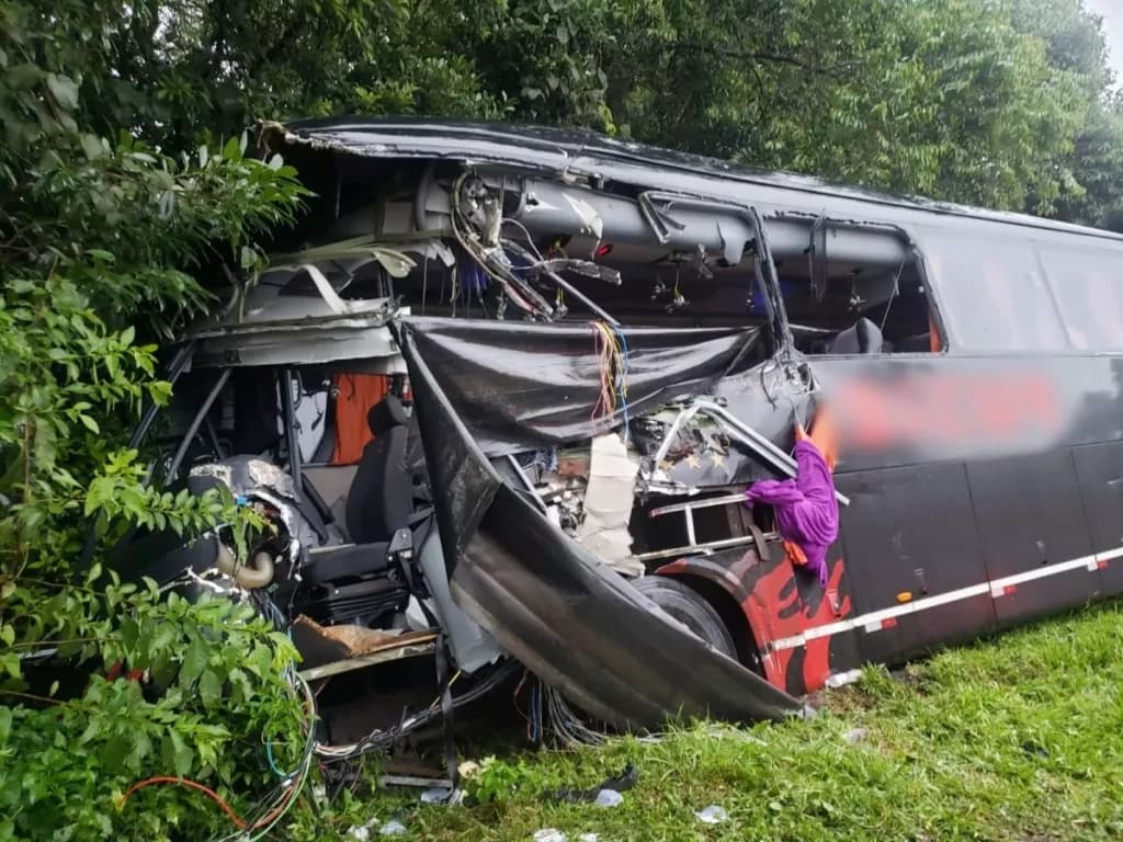 Acidente entre carreta e ônibus de SC mata idosa e deixa feridos, no Paraná