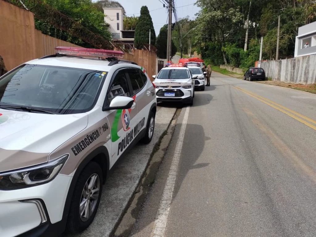 Jovem é esfaqueada nas costas por ex-companheiro em Florianópolis