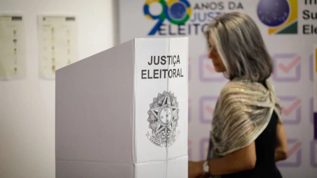 Precisa levar e-Título e título de eleitor para votar? Tire a dúvida