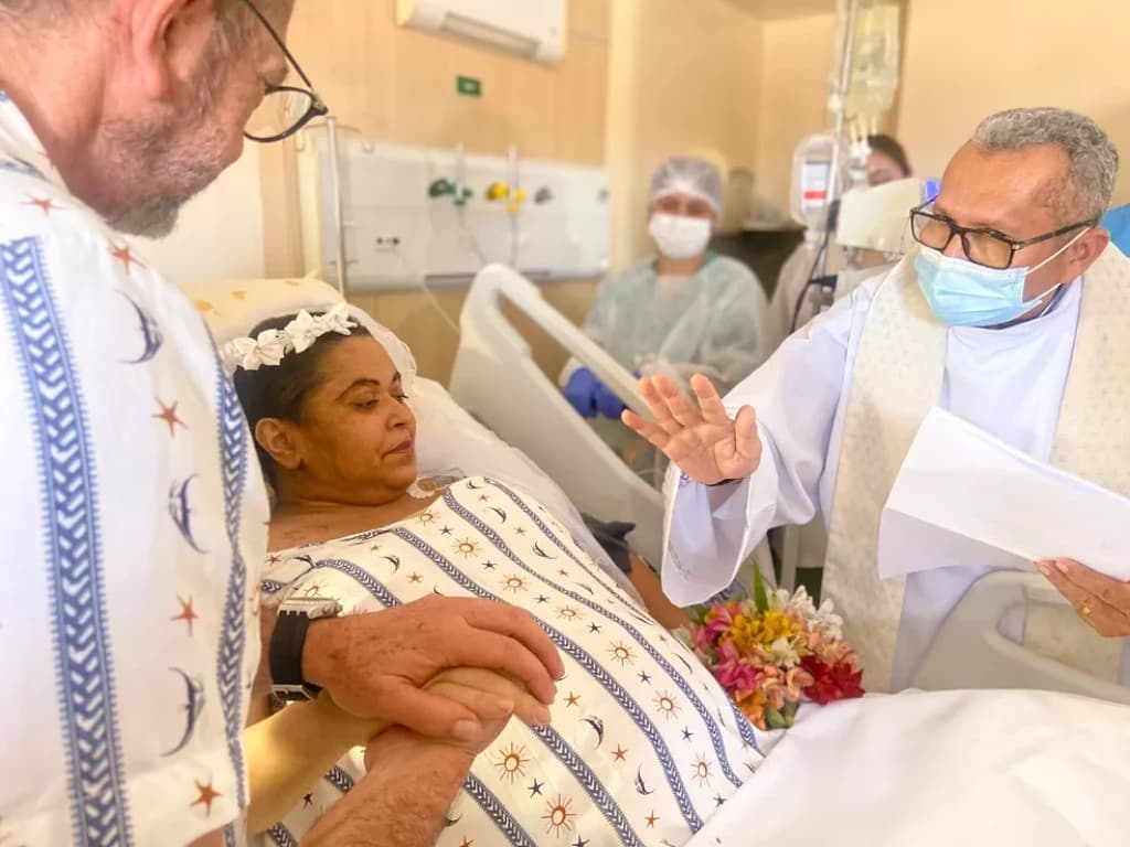 Paciente com câncer se casa em hospital e emociona profissionais de saúde