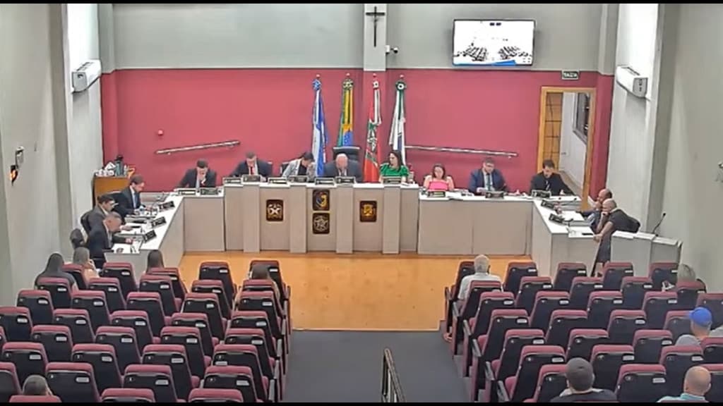 Vereadores dobram seus próprios salários e criam 13º: “presente de Natal”