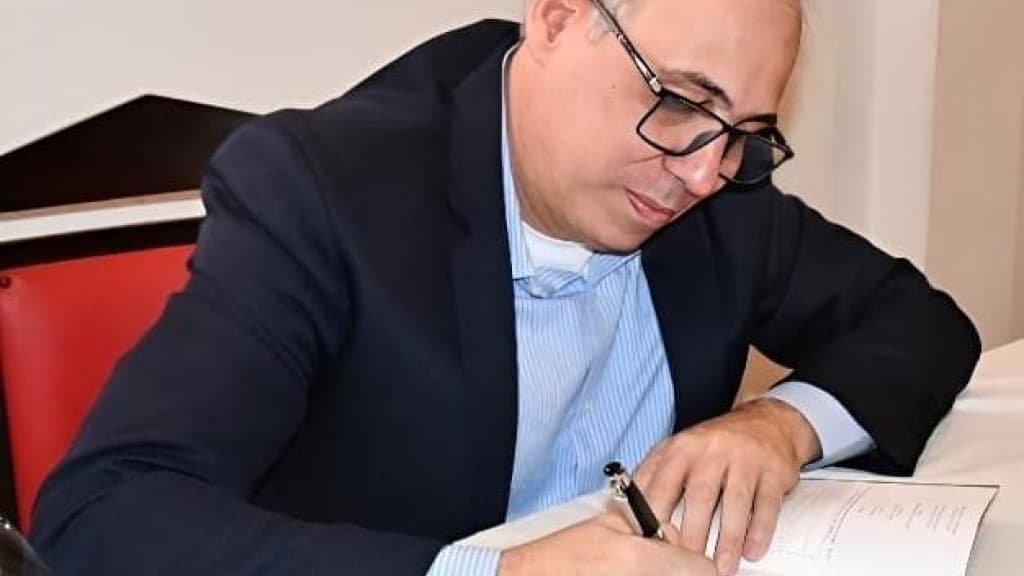 Escritor catarinense lança livro visando arrecadação de fundos para projetos sociais