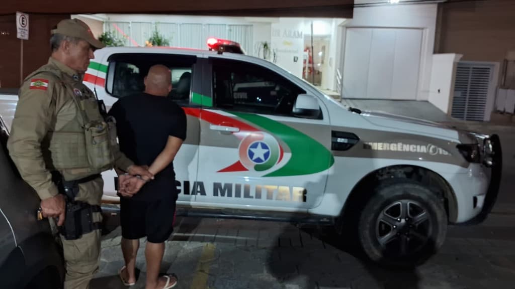 Após beber cerveja na praia, homem decide furtar picanhas em supermercado de Porto Belo