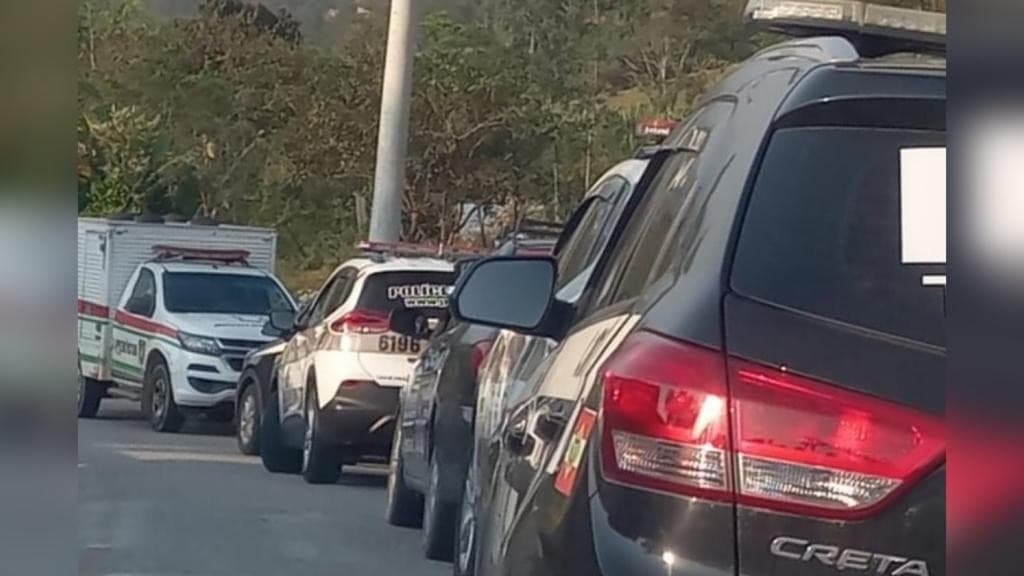 Casal é encontrado morto em banheiro de residência