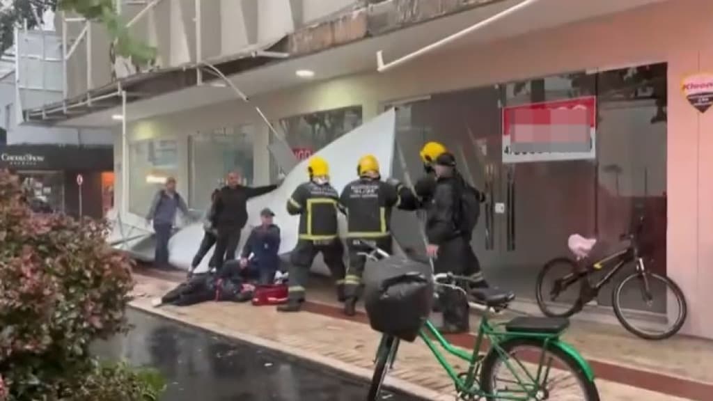 URGENTE: Marquise cai e deixa feridos em Balneário Camboriú