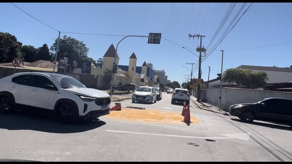Rotatória inusitada causa polêmica em Tijucas