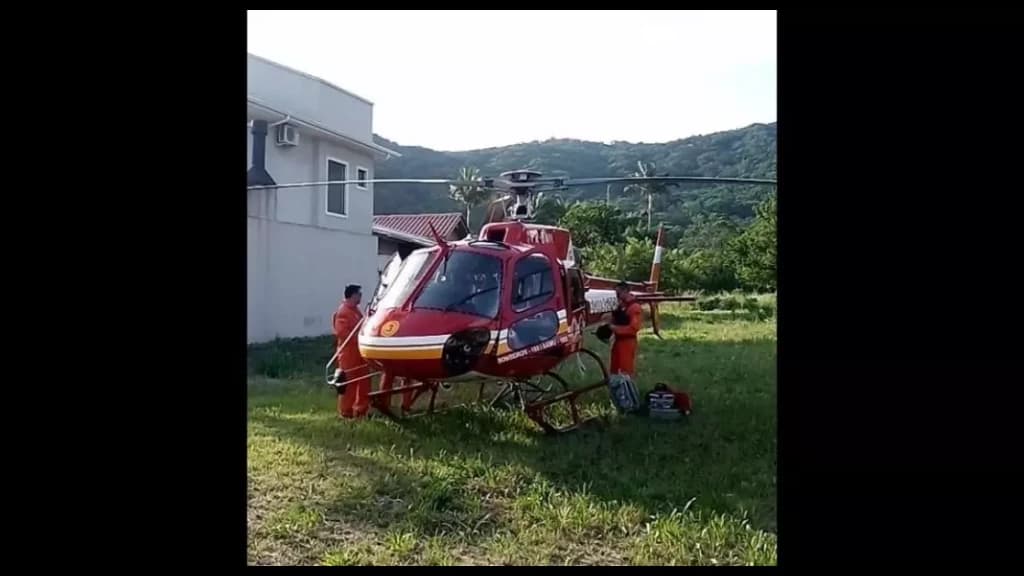 Mulher cai de parapente e é resgatada em Bombinhas