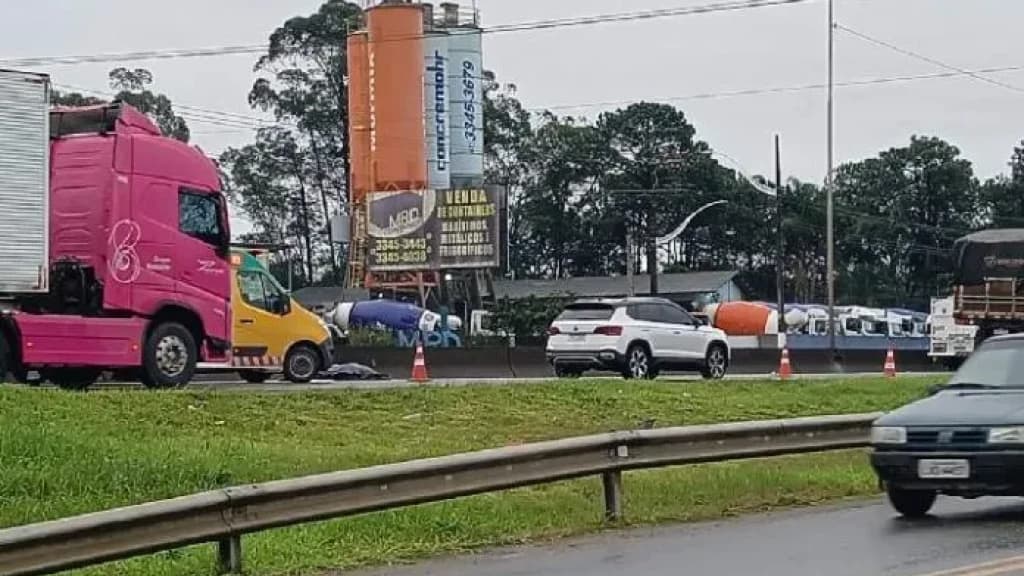 Motociclista bate em mureta e morre atropelado por caminhão na BR-101