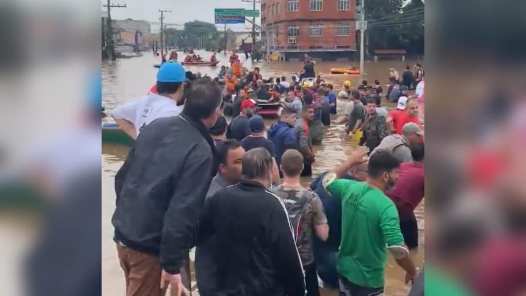 Alerta : Água subindo e moradores pede barcos maiores para resgate, em Canoas