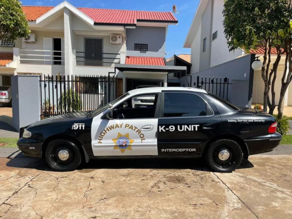 Viatura da polícia dos Estados Unidos circula por ruas de cidade no Paraná