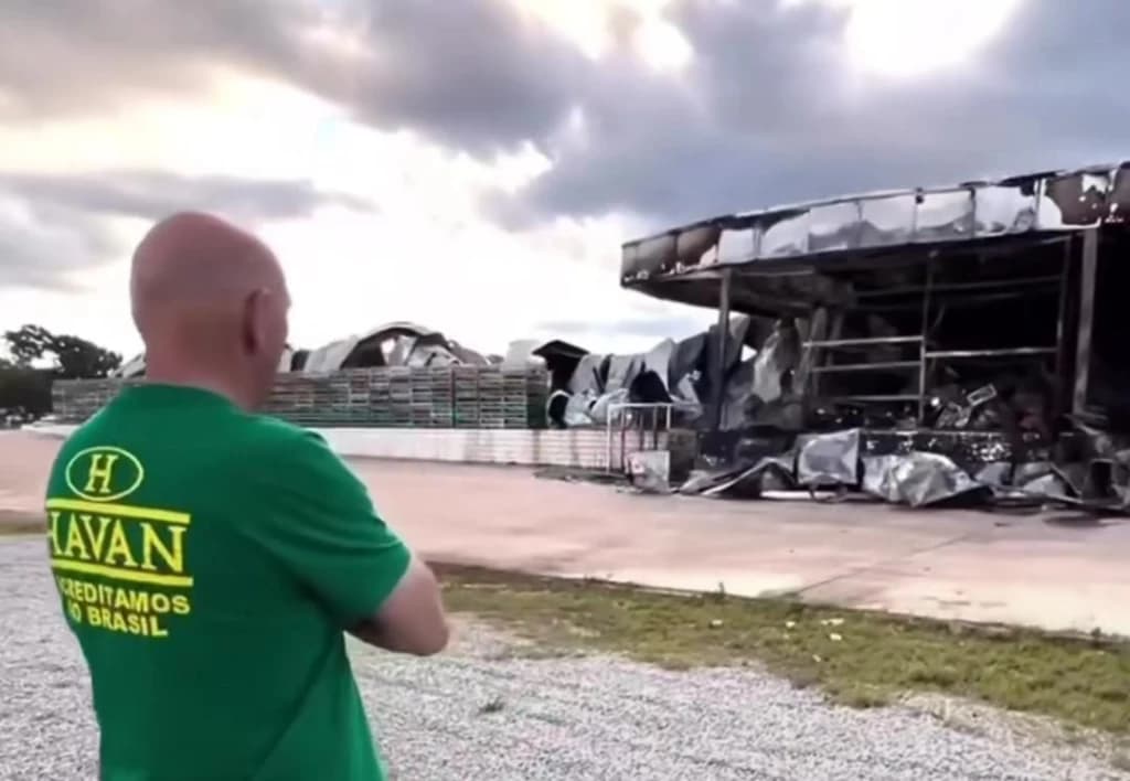 Hang fica emocionado ao ver loja da Havan destruída após incêndio