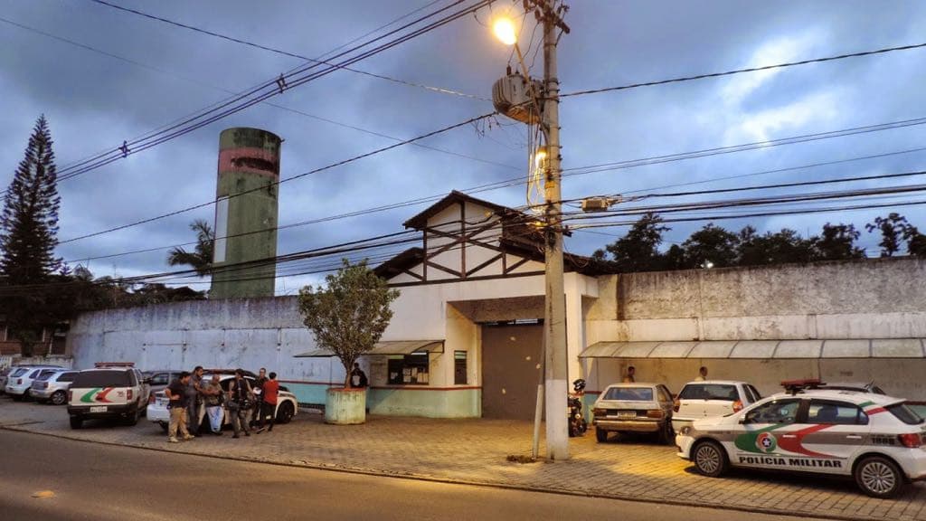Detento em saída temporária é assaltado em frente ao presídio, em SC
