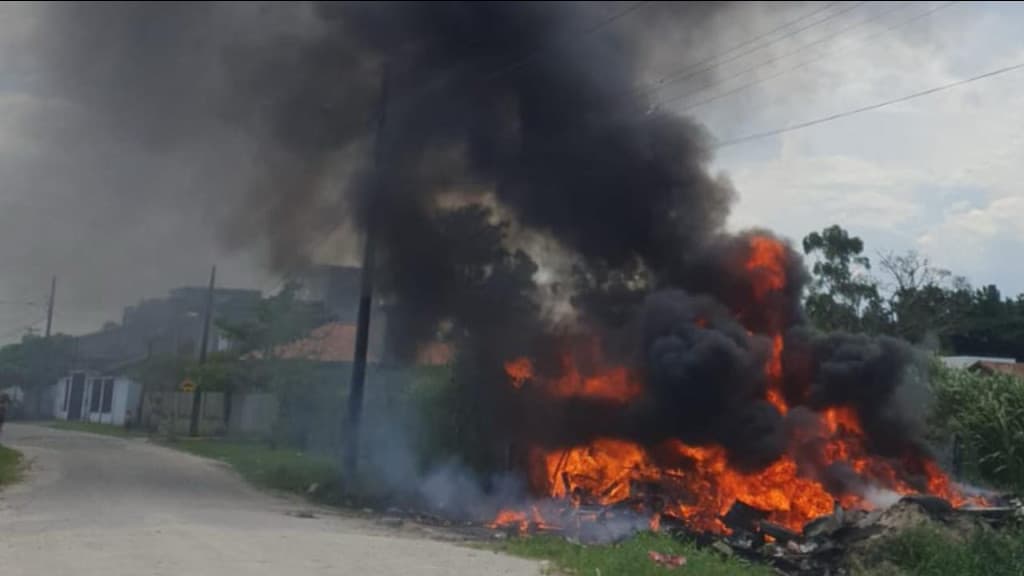Terreno com entulho pega fogo e assusta moradores em Tijucas