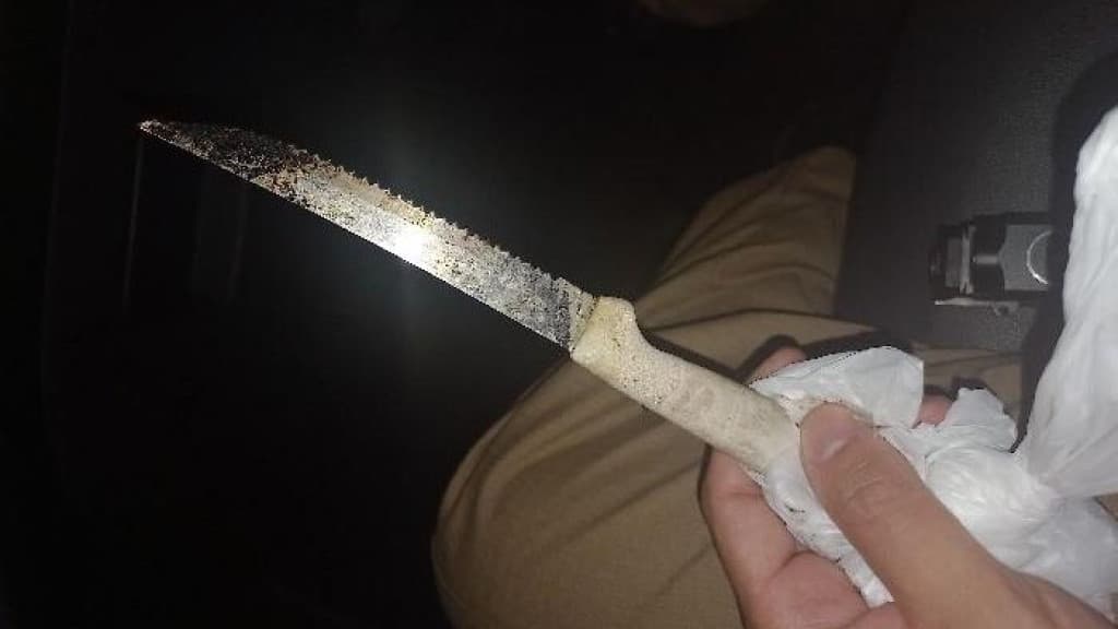 Homem ameaça esposa e enteado com faca, pula da sacada e acaba no hospital