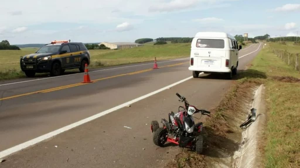 Criança morre após colidir quadriciclo frontalmente contra kombi