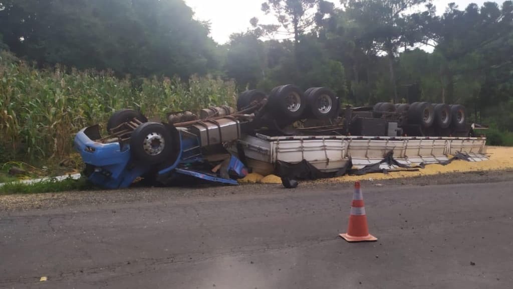 Caminhão capota e atropela dois pedestres na SC-355