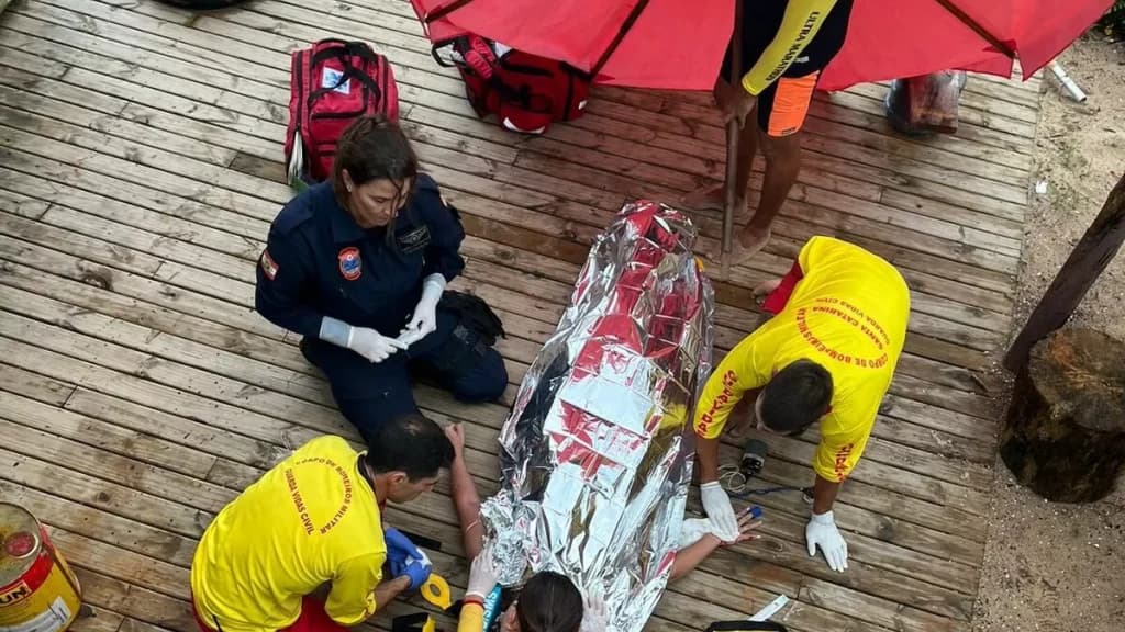 Mulheres são resgatadas após caírem de costão em Florianópolis