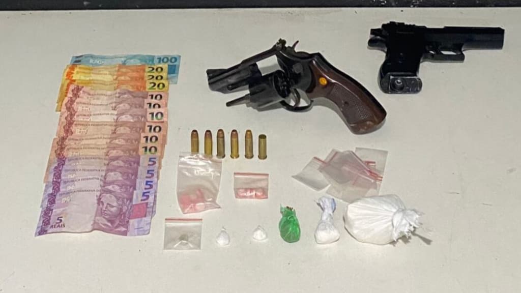 Com tornozeleira eletrônica, homem tenta fugir pelo telhado com arma e drogas