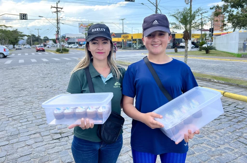 Menina de Tijucas vende bolo nos semáforos e sonha em ser empresária