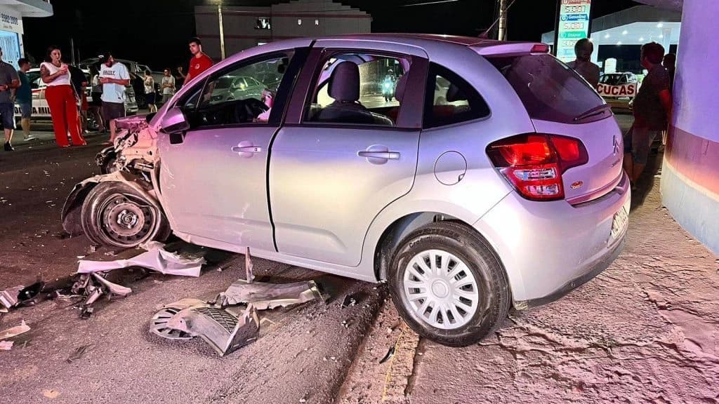 Motorista bêbado bate em veículo de família e tenta fugir sem prestar socorro