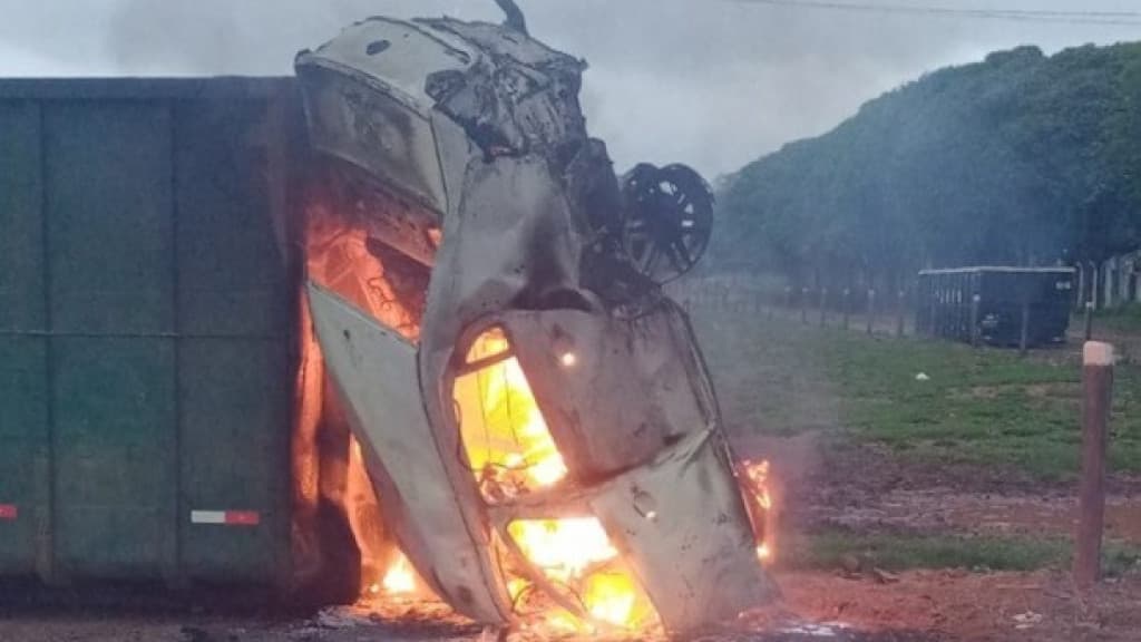 Homem mata esposa a facadas na frente da filha e morre carbonizado em acidente