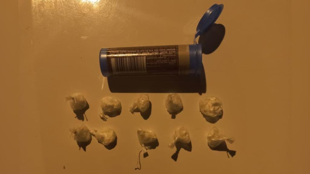 Adolescente de 16 anos é detido com cocaína enquanto pilotava moto em Itapema