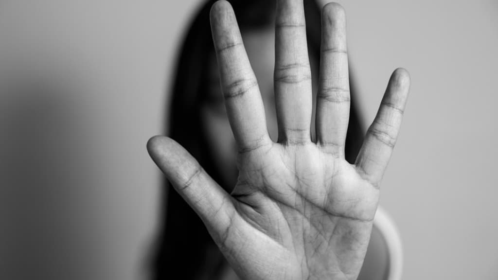 Mulher paga para que namorado pare de torturá-la: “vai embora, não vou contar nada a ninguém”
