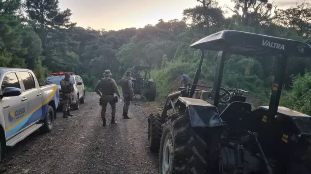 Momento de terror: Assaltantes acorrentam caseiro e roubam três tratores em SC