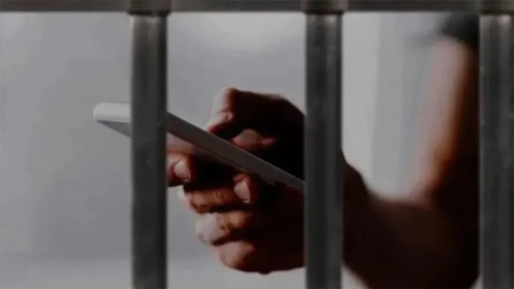 Detento se declara para esposa por mensagens de celular em presídio de Palhoça