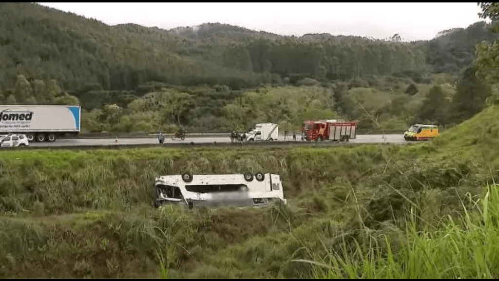 Mulher morre após ônibus tombar com 54 passageiros