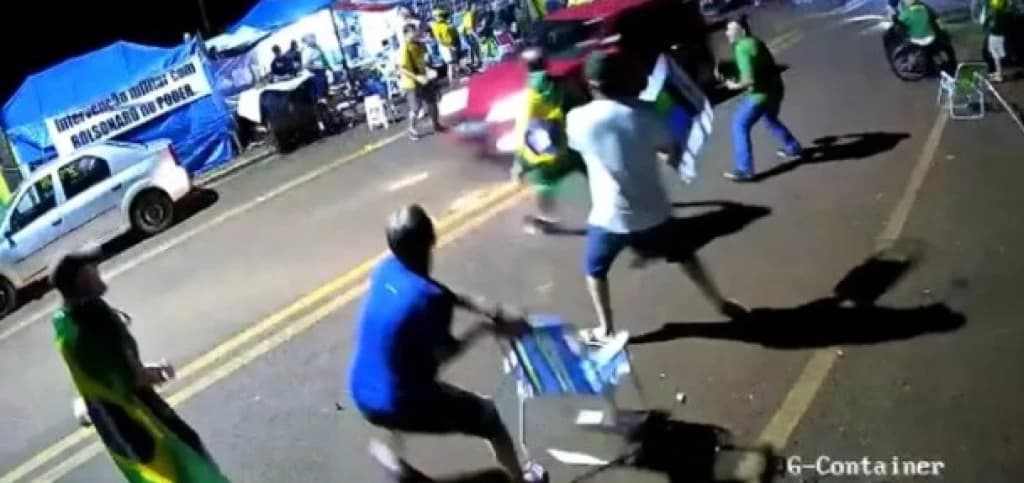 Mulher será investigada após avançar contra manifestantes no Paraná