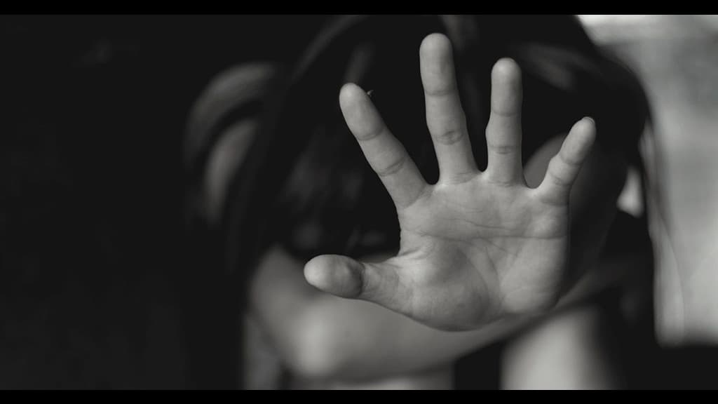 Mulher é estuprada em loja que trabalha durante assalto