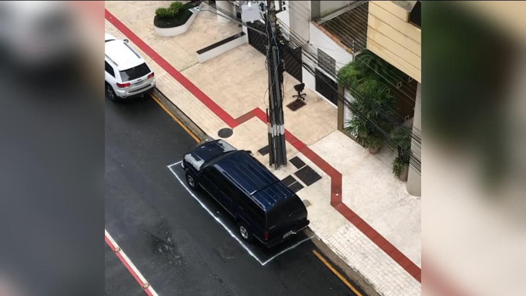 VÍDEO: Motorista inova e desenha sua própria vaga, em Balneário Camboriú