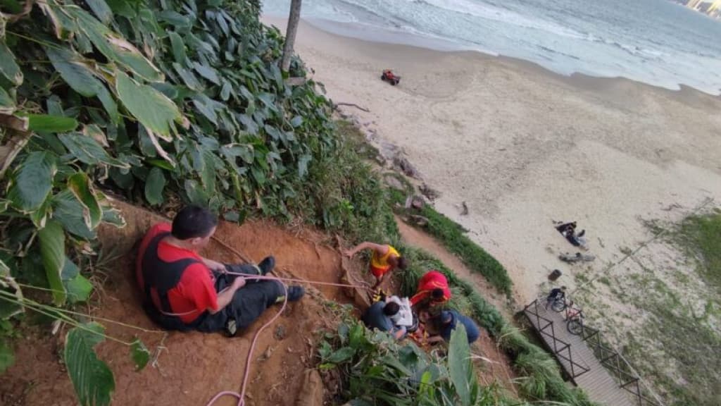 Homem é resgatado pelos bombeiros após quebrar braço durante trilha
