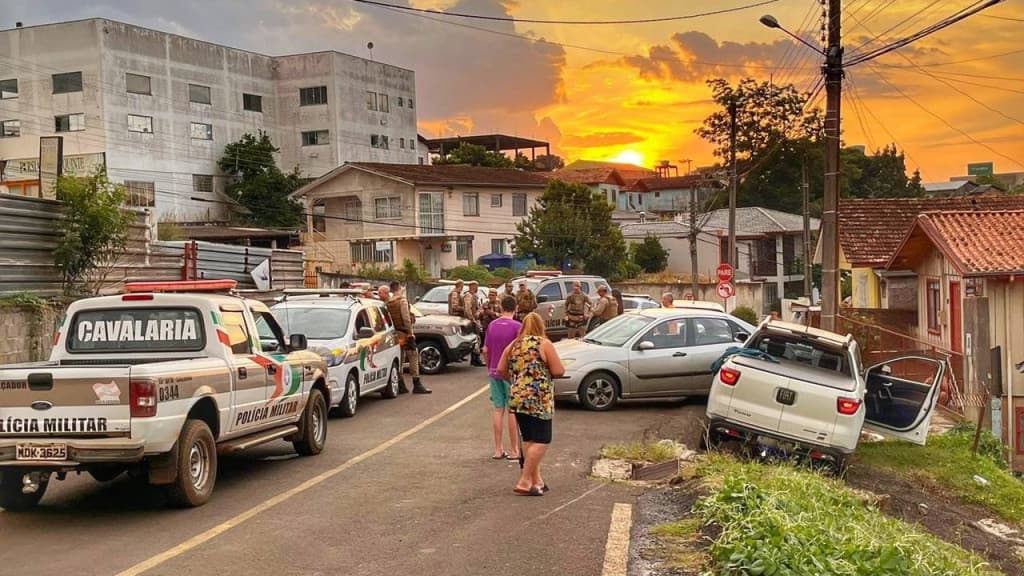 Homem surtado furta veículo com mãe e bebê dentro e causa acidente