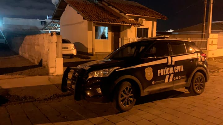 Fake news: agente de saúde presa em Tijucas não está recebendo salário