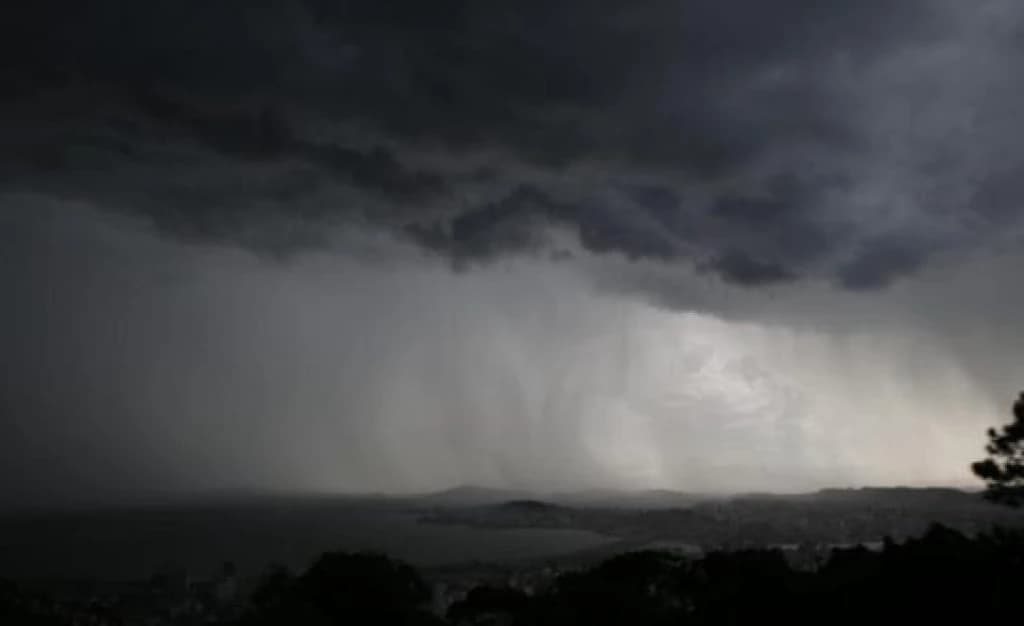Defesa Civil emite alerta para temporais, rajadas de vento e granizo em SC