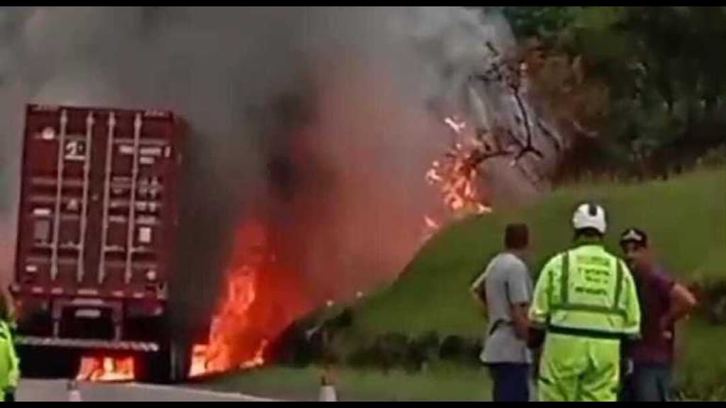 Caminhões pegam fogo após colisão frontal e dois morrem carbonizados na BR-116