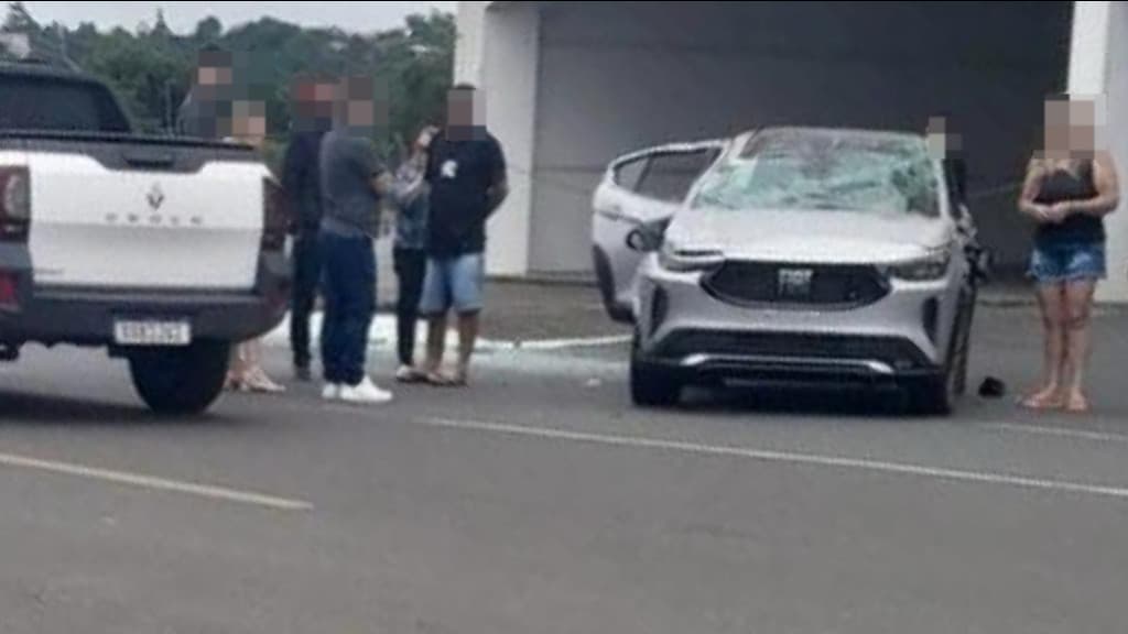 Test drive termina em capotamento no estacionamento da Havan