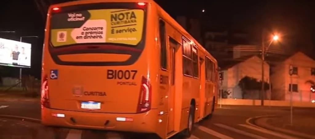 Homem sequestra ônibus, faz reféns e ameaça jogar veículo contra prédio
