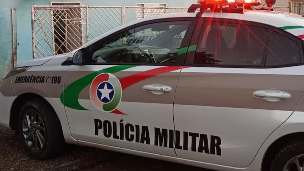 Homem embriagado ataca esposa e cunhada com facão