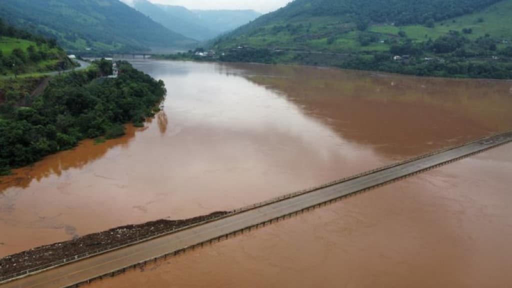 Nível do rio Uruguai sobe e ameaça ponte entre SC e RS