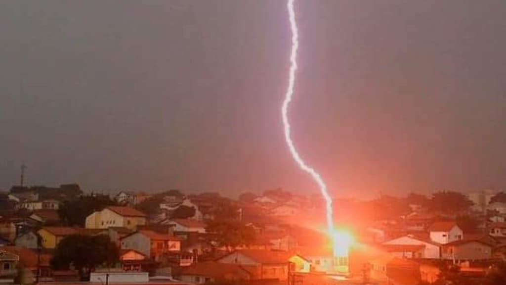 Casa é atingida por raio durante temporal em SC