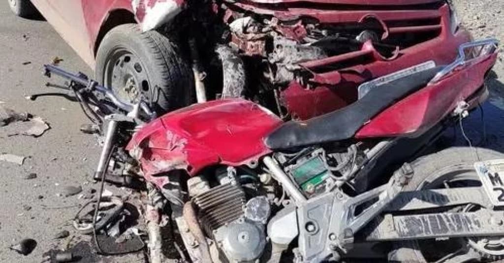Motociclista de 26 anos morre após colisão com carro