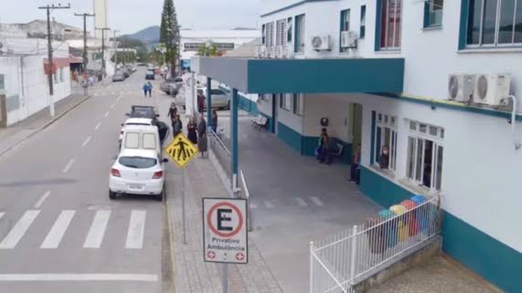 Motociclista tem dedo amputado em acidente de trânsito em Tijucas