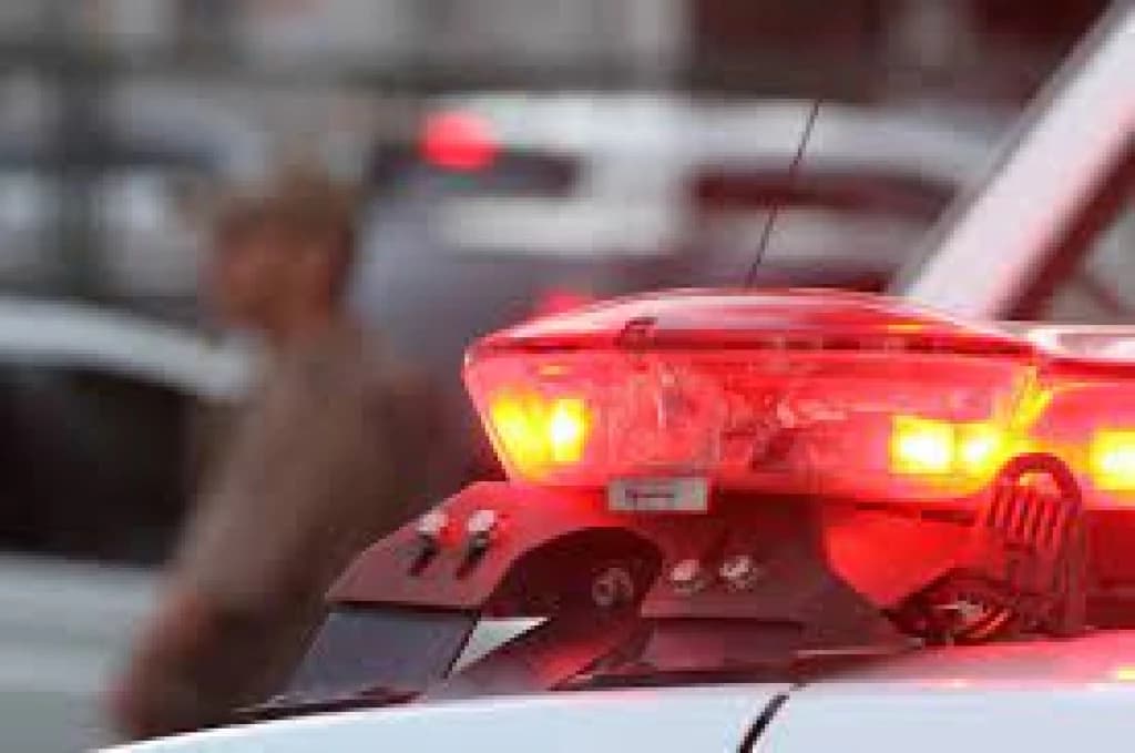 Homem abandona criança sozinha em carro para fugir da polícia em SC