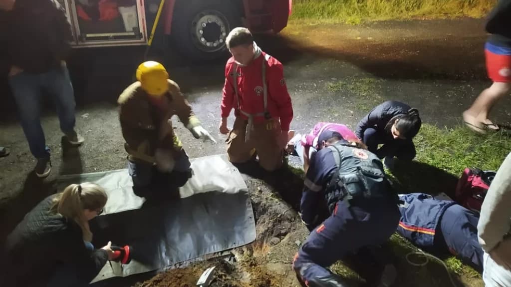 Brincadeira de esconde-esconde deixa criança presa em tubulação