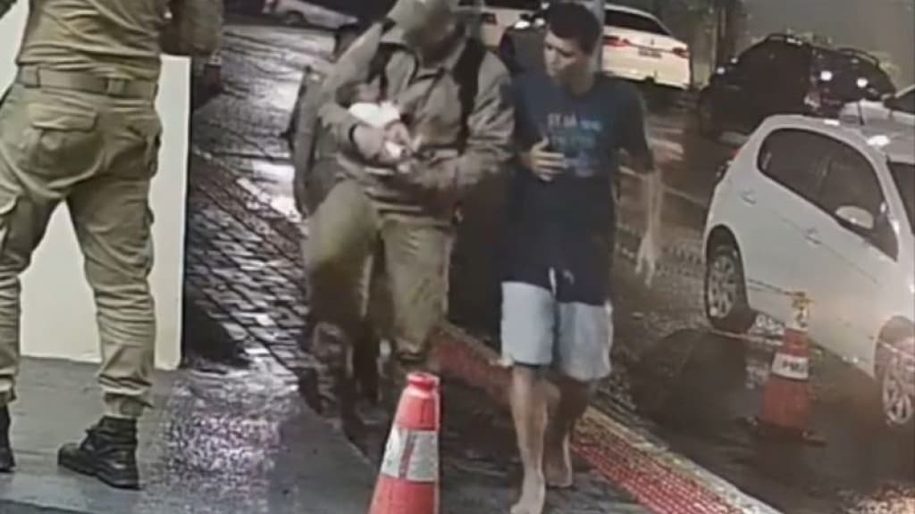 Bebê recém-nascido é salvo por policiais após parar de respirar